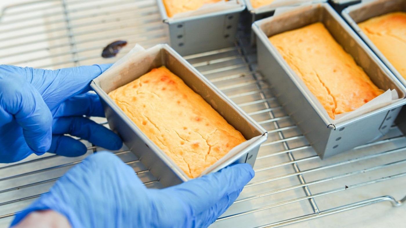 Bäckerei Lou – frisch gebackene Kuchen in der Backstube